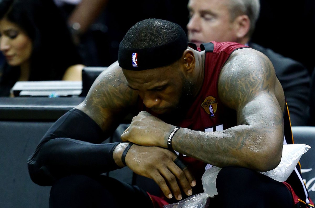 LeBron James sfinito dai crampi durante la gara uno della finale NBA
